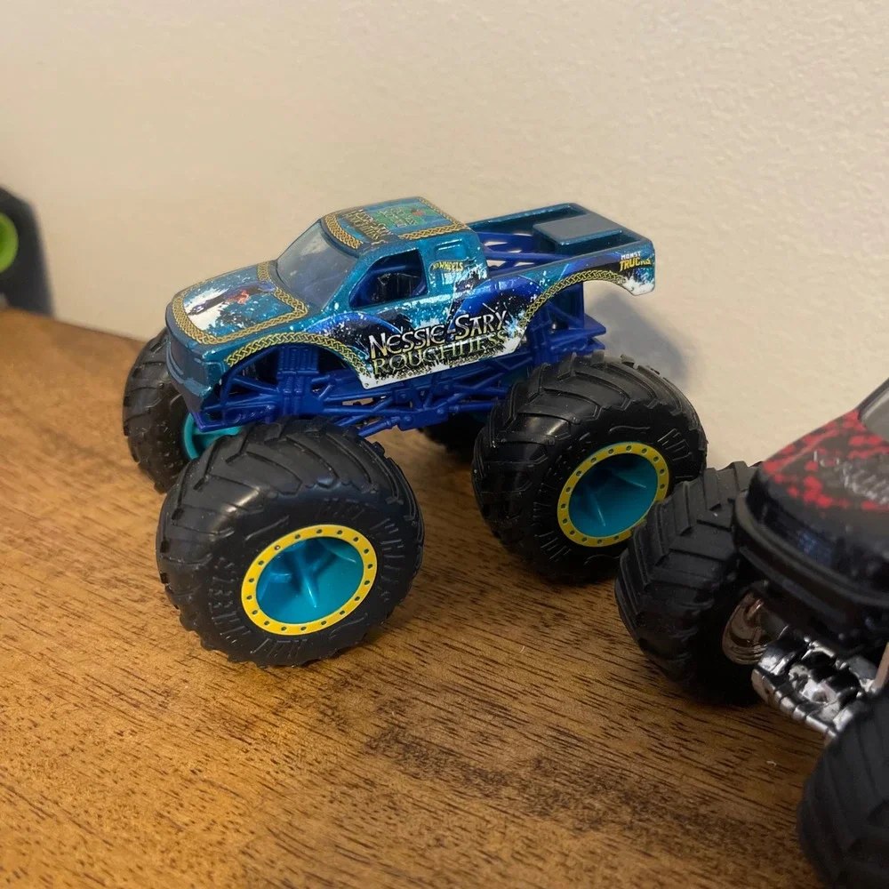 Hot Wheels 1:64 Monster Jam Trucks Multi Northern Nightmare Titan Nessie